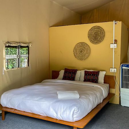 Hotel Tharu Garden, Sauraha Extérieur photo