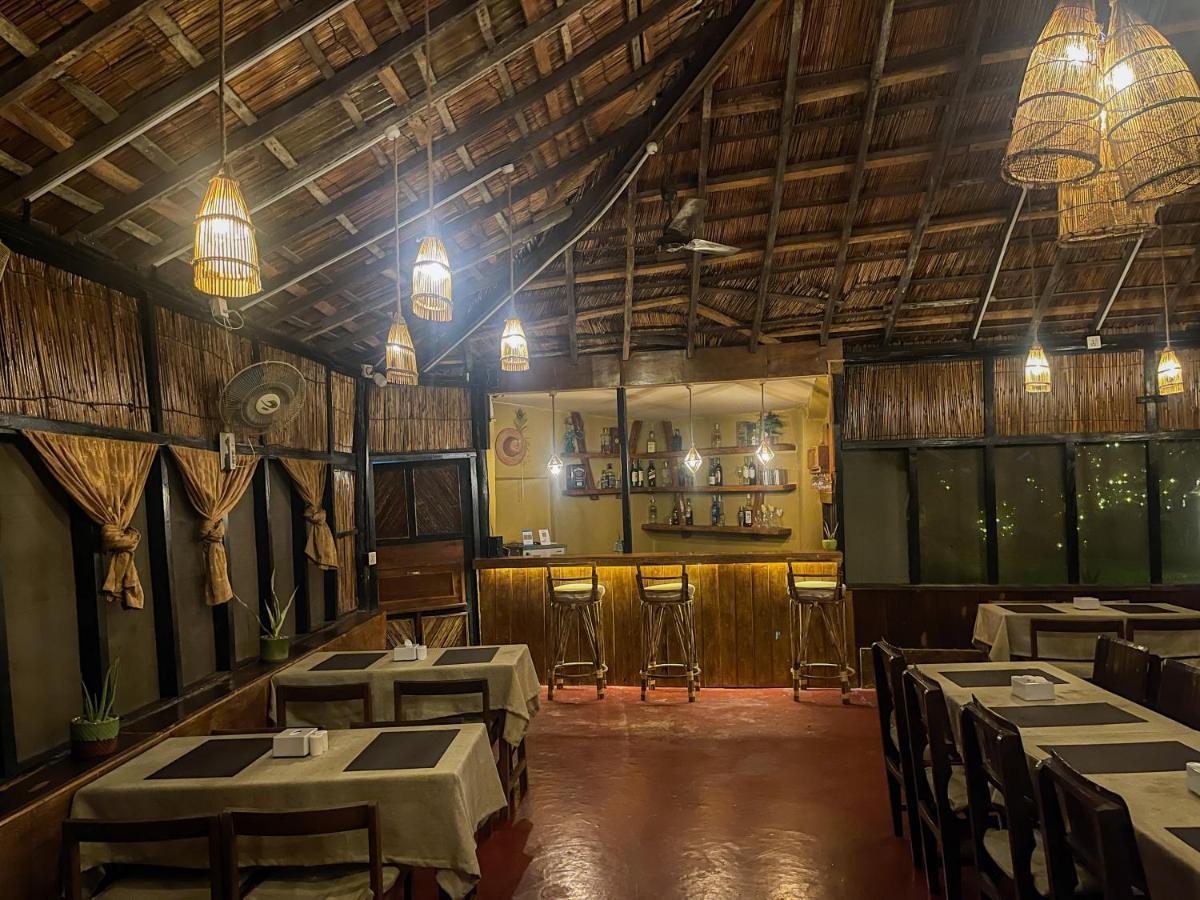 Hotel Tharu Garden, Sauraha Extérieur photo