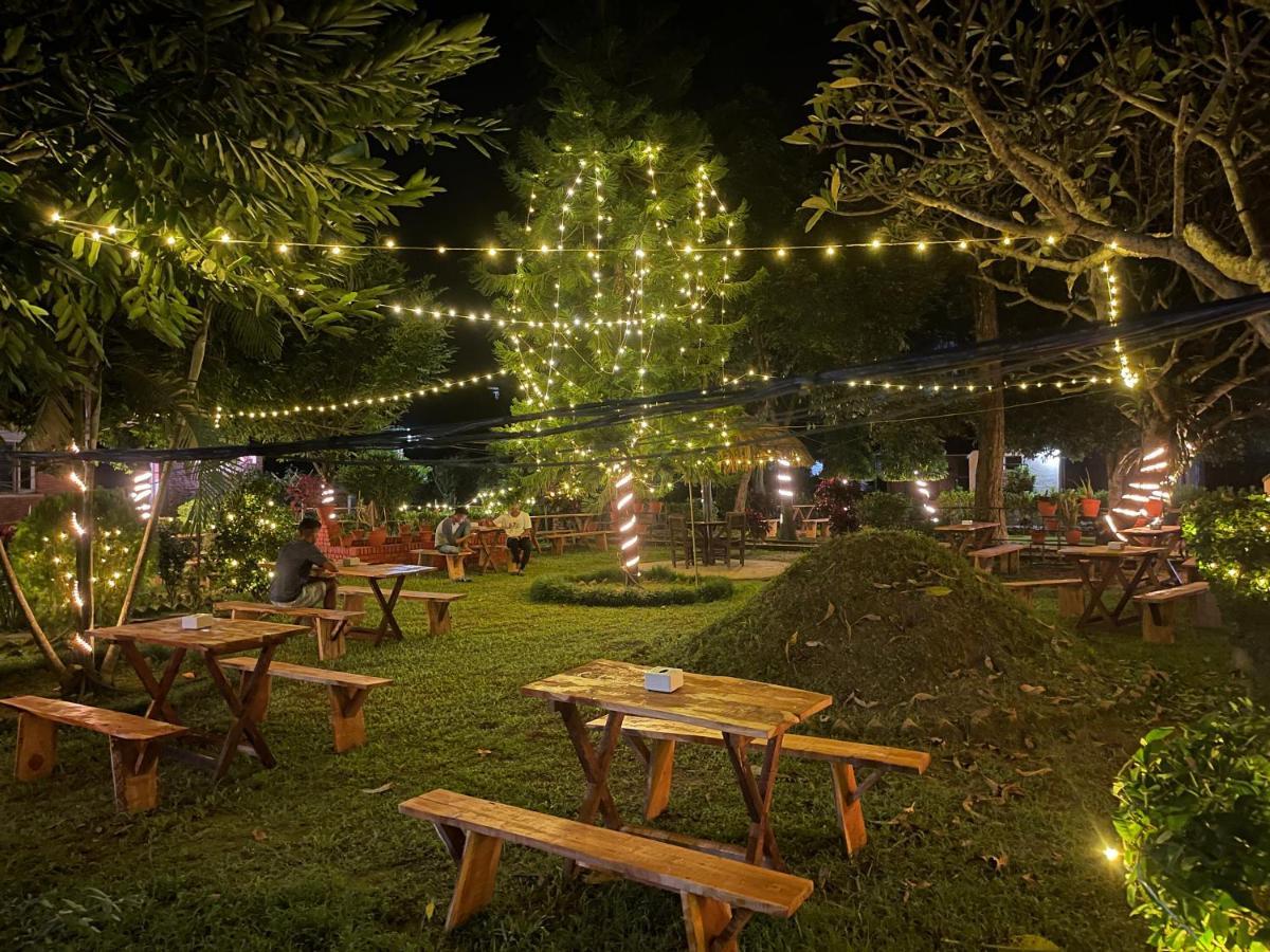 Hotel Tharu Garden, Sauraha Extérieur photo