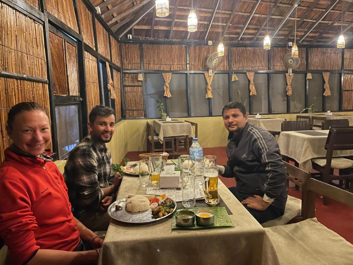 Hotel Tharu Garden, Sauraha Extérieur photo