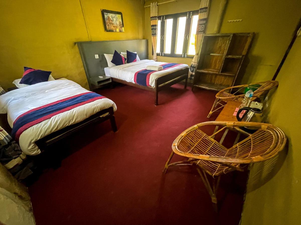 Hotel Tharu Garden, Sauraha Extérieur photo