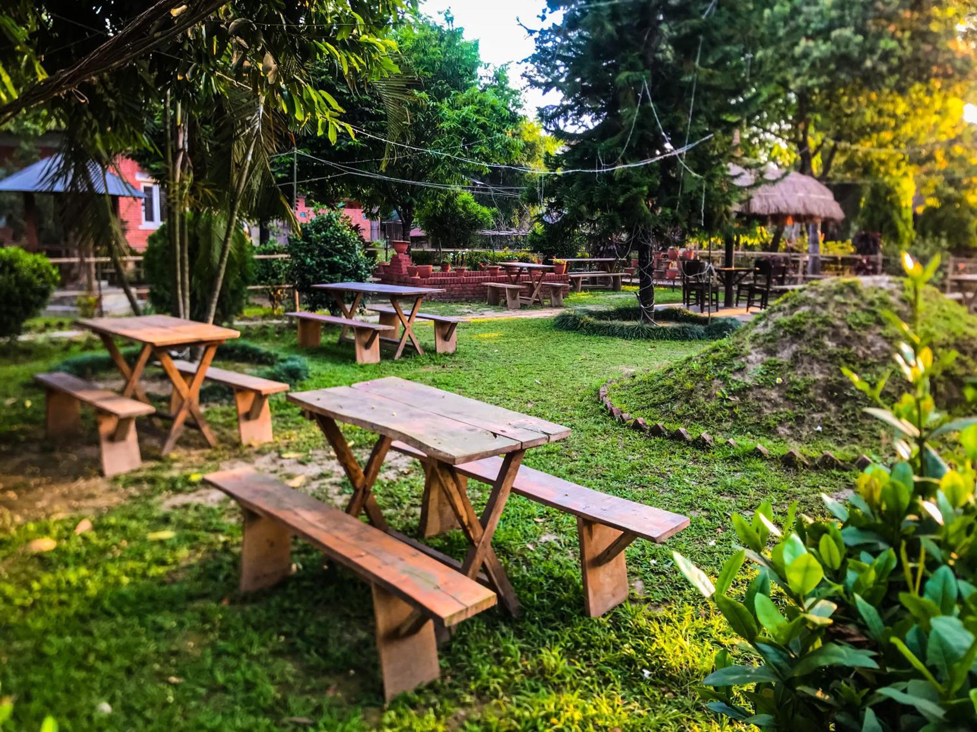 Hotel Tharu Garden, Sauraha Extérieur photo