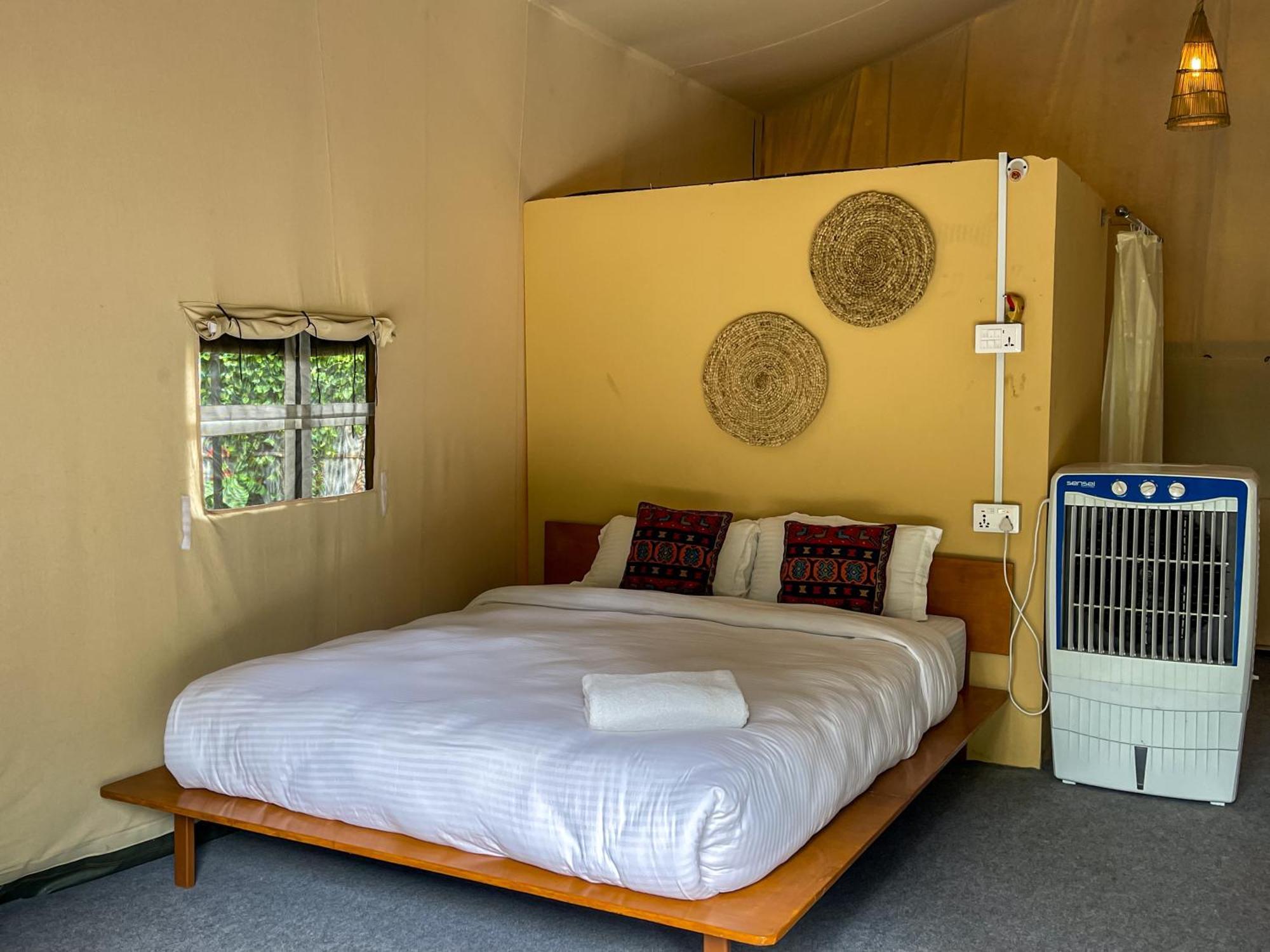 Hotel Tharu Garden, Sauraha Extérieur photo