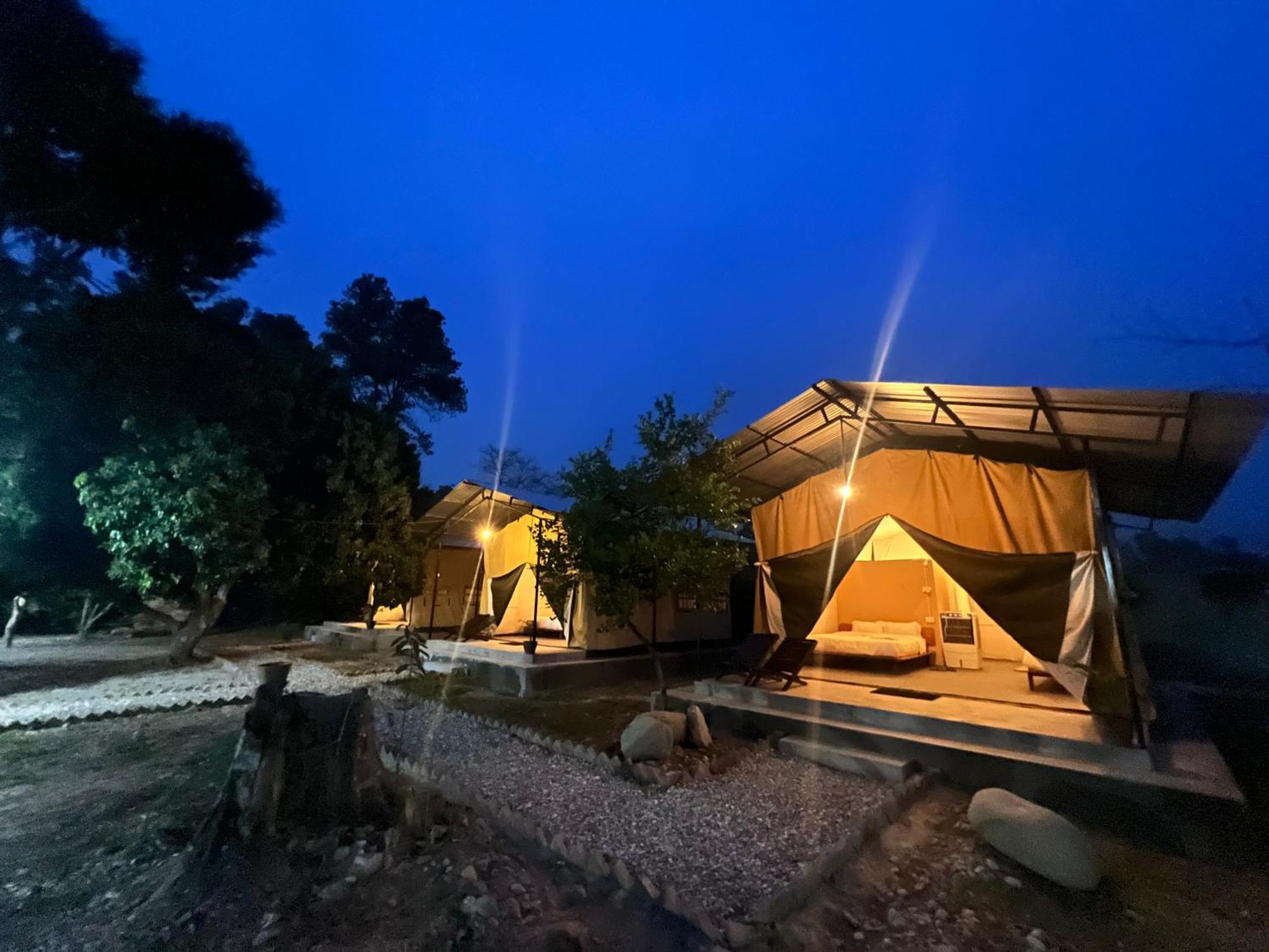 Hotel Tharu Garden, Sauraha Extérieur photo