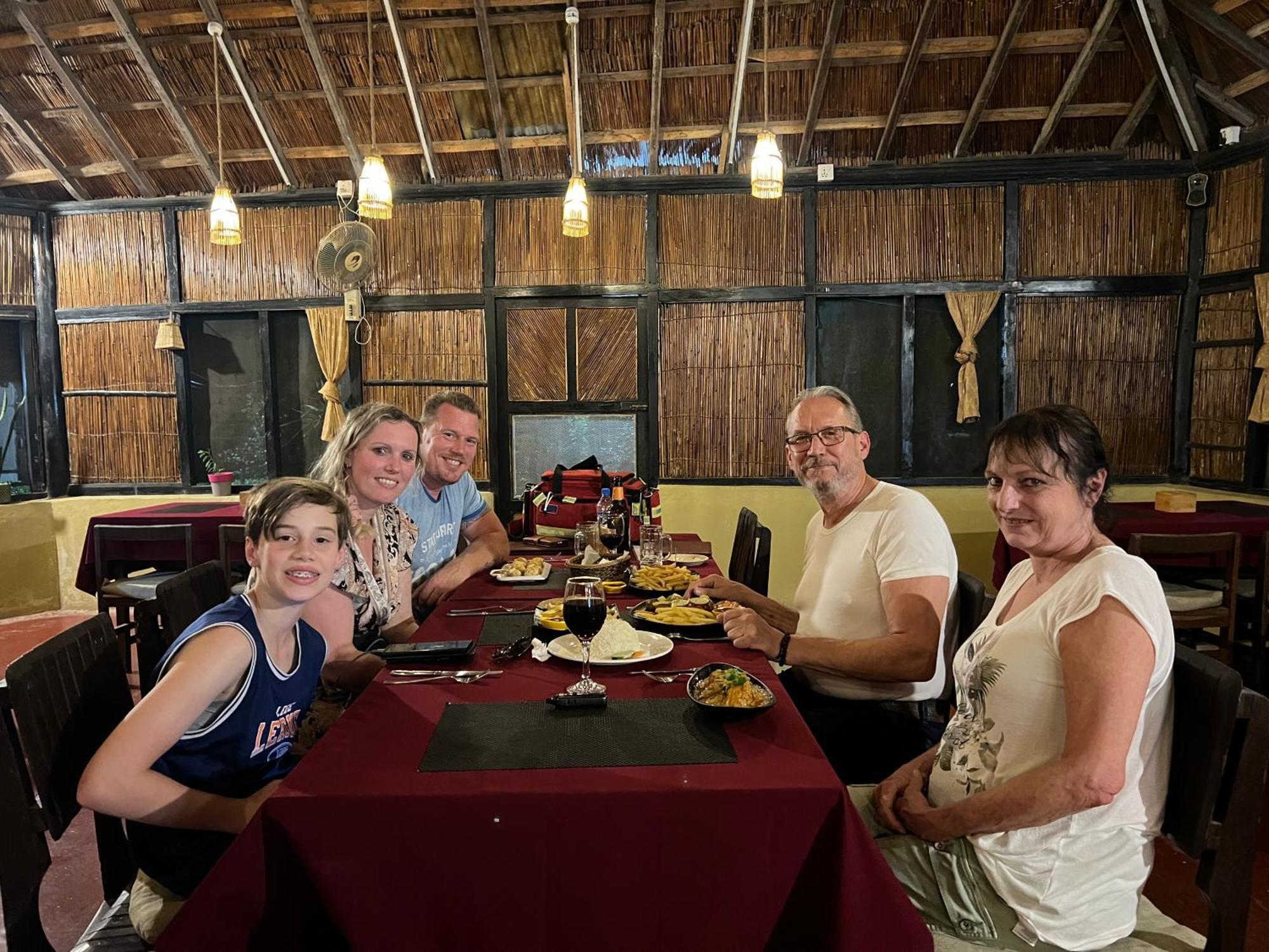 Hotel Tharu Garden, Sauraha Extérieur photo